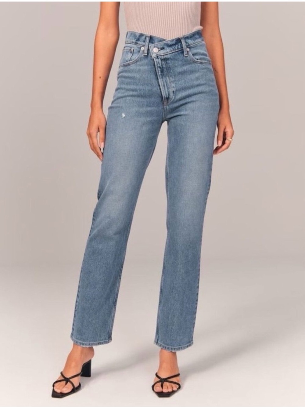 Abercrombie & Fitch
The 90s Straight Ultra High Rise Cross Over Jeans